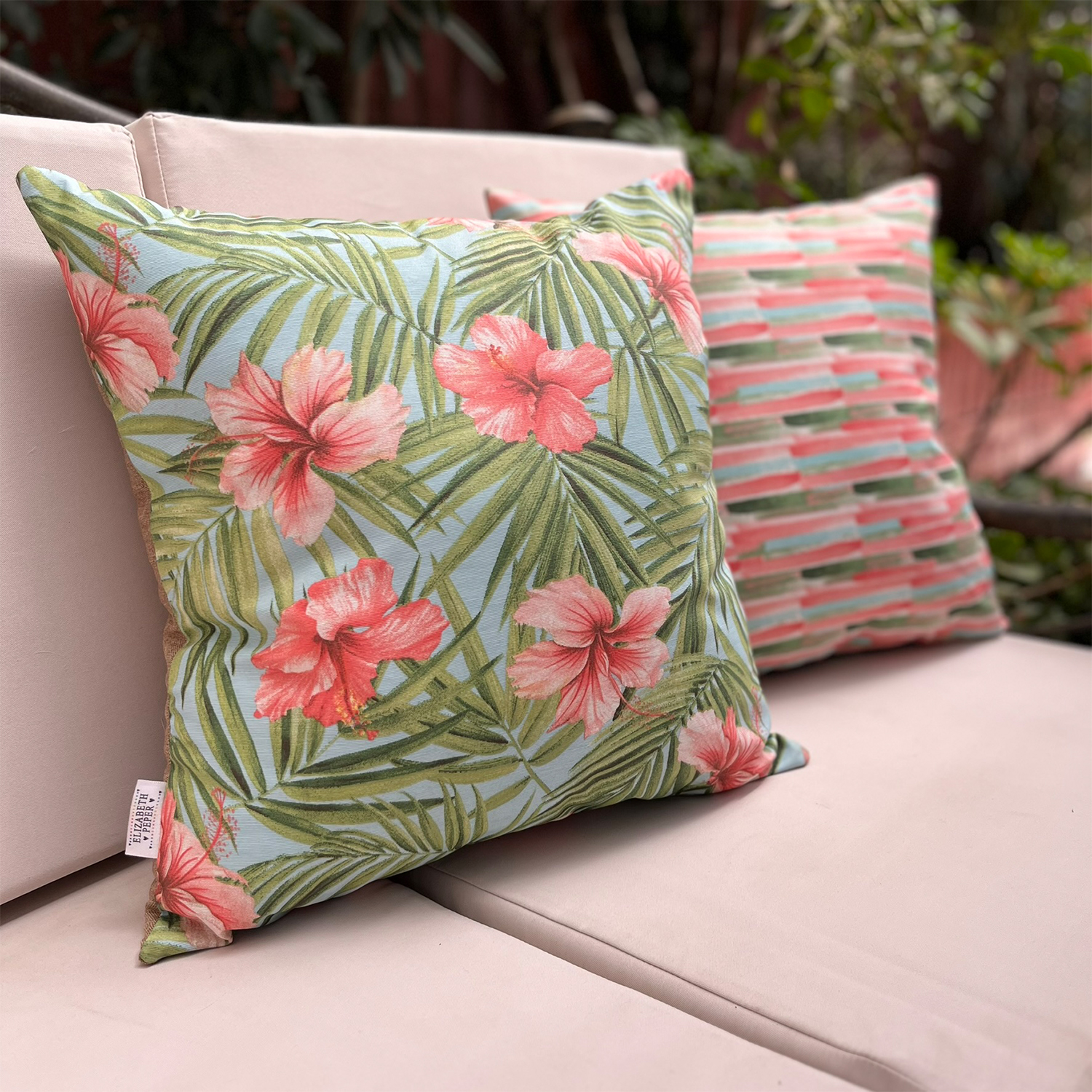 COJÍN DECORATIVO DISEÑO HIBISCO ROSA VERDE 60X60 RELLENO - 5