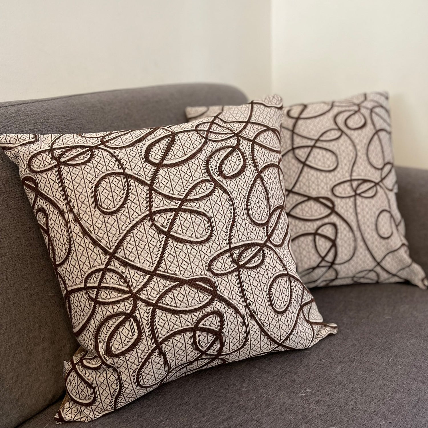 FUNDA COJIN DECORATIVO DISEÑO CORDON CAFÉ 60X60 - 2