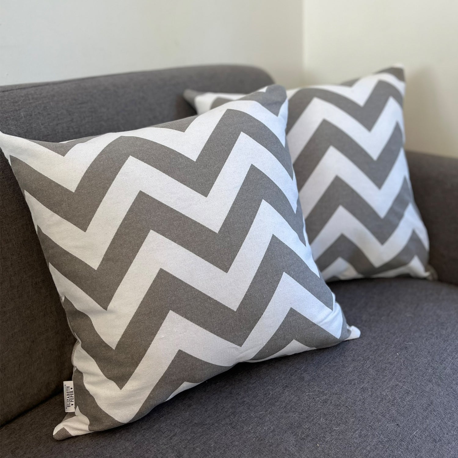 FUNDA COJIN DECORATIVO DISEÑO ZIGZAG GRIS 60X60 - 2