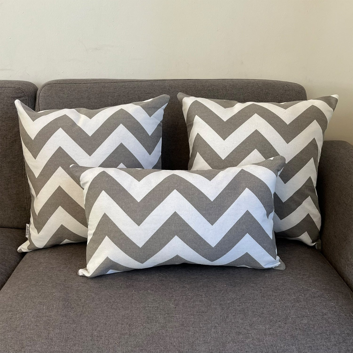 FUNDA COJIN DECORATIVO DISEÑO ZIGZAG GRIS 60X60 - 3