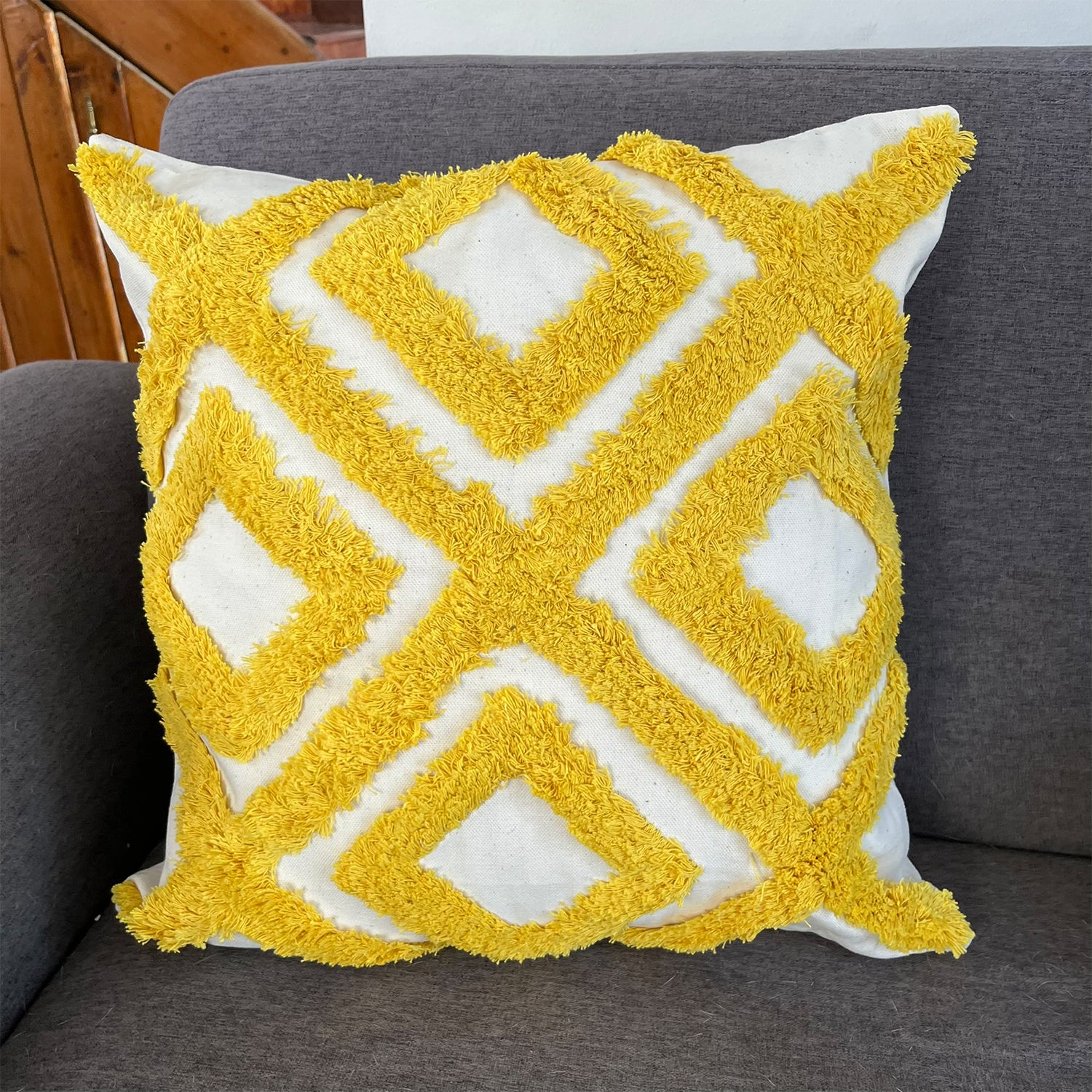 COJIN DECORATIVO DISEÑO ROMBO AMARILLO 45X45 RELLENO - 2