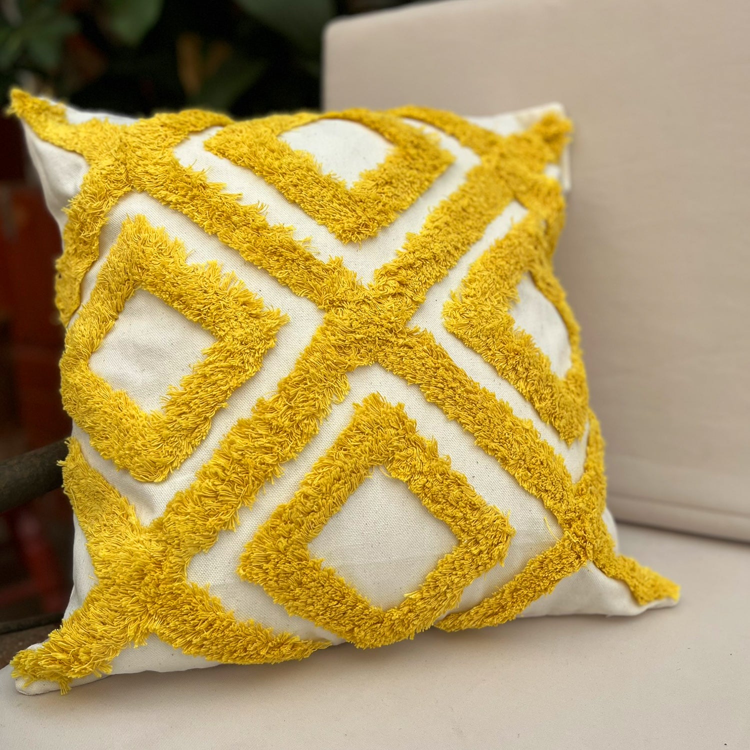 COJIN DECORATIVO DISEÑO ROMBO AMARILLO 45X45 RELLENO - 3