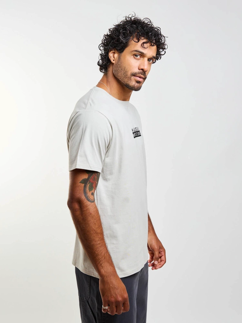POLERA MC FLOOR IS LAVA BEIGE HOMBRE MAUI AND SONS - 3