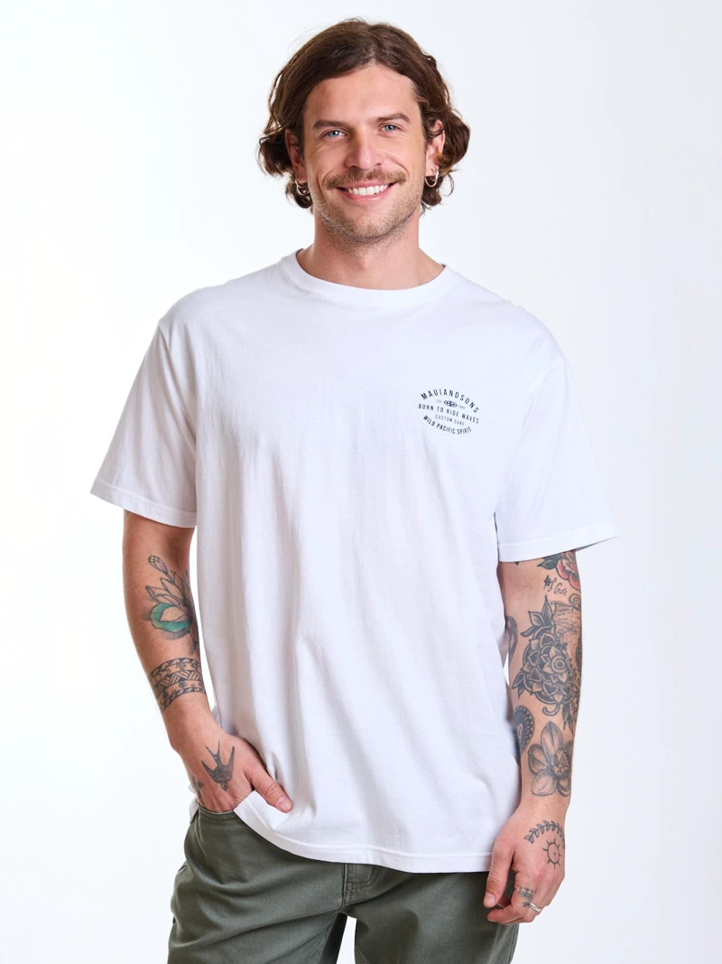 POLERA MC BADGE BLANCO HOMBRE MAUI AND SONS - 1