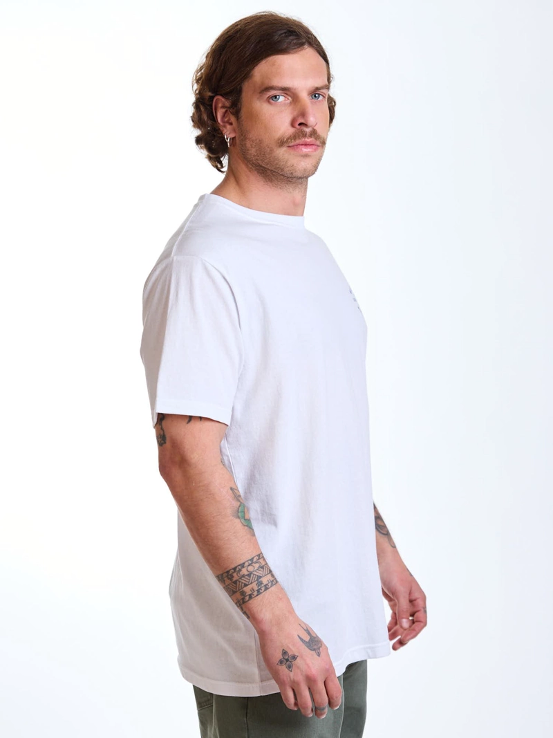 POLERA MC BADGE BLANCO HOMBRE MAUI AND SONS - 3