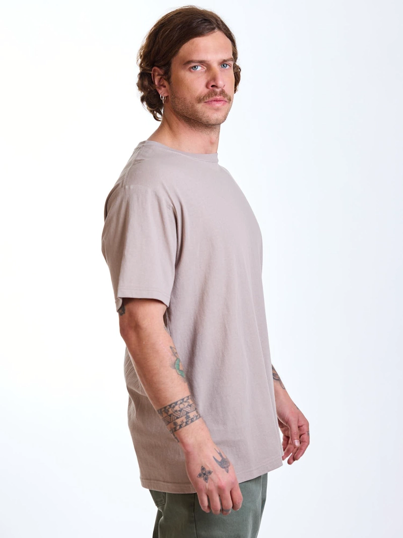 POLERA MC PALMS BEIGE HOMBRE MAUI AND SONS - 3