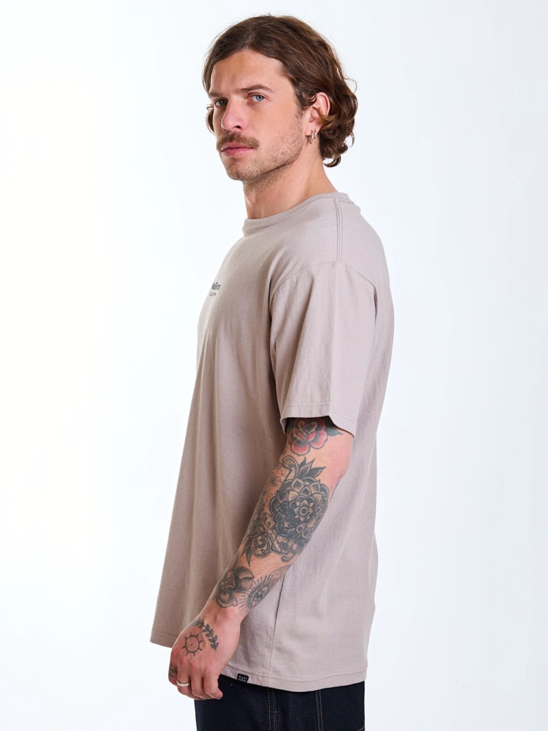 POLERA MC ESSENTIAL BEIGE HOMBRE MAUI AND SONS - 3