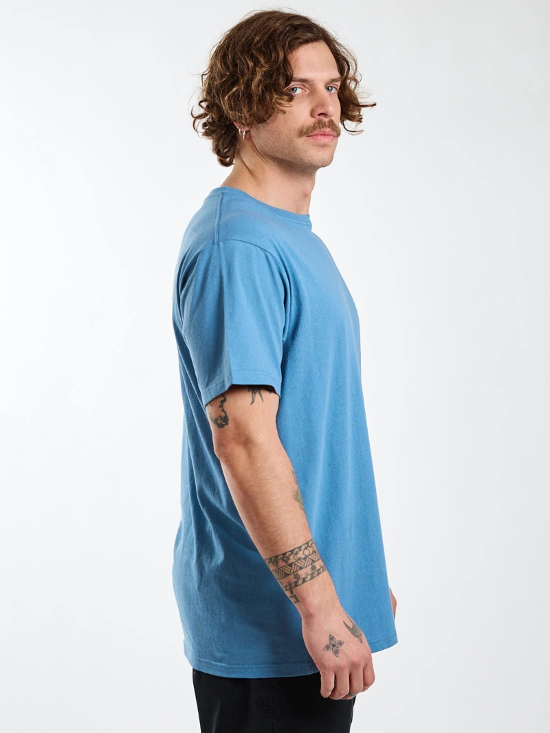 POLERA MC VIBES CELESTE HOMBRE MAUI AND SONS - 3