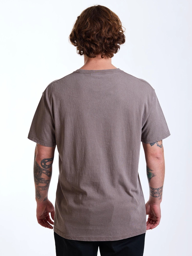 POLERA MC RETRO FADE CAFE  HOMBRE MAUI AND SONS - 2
