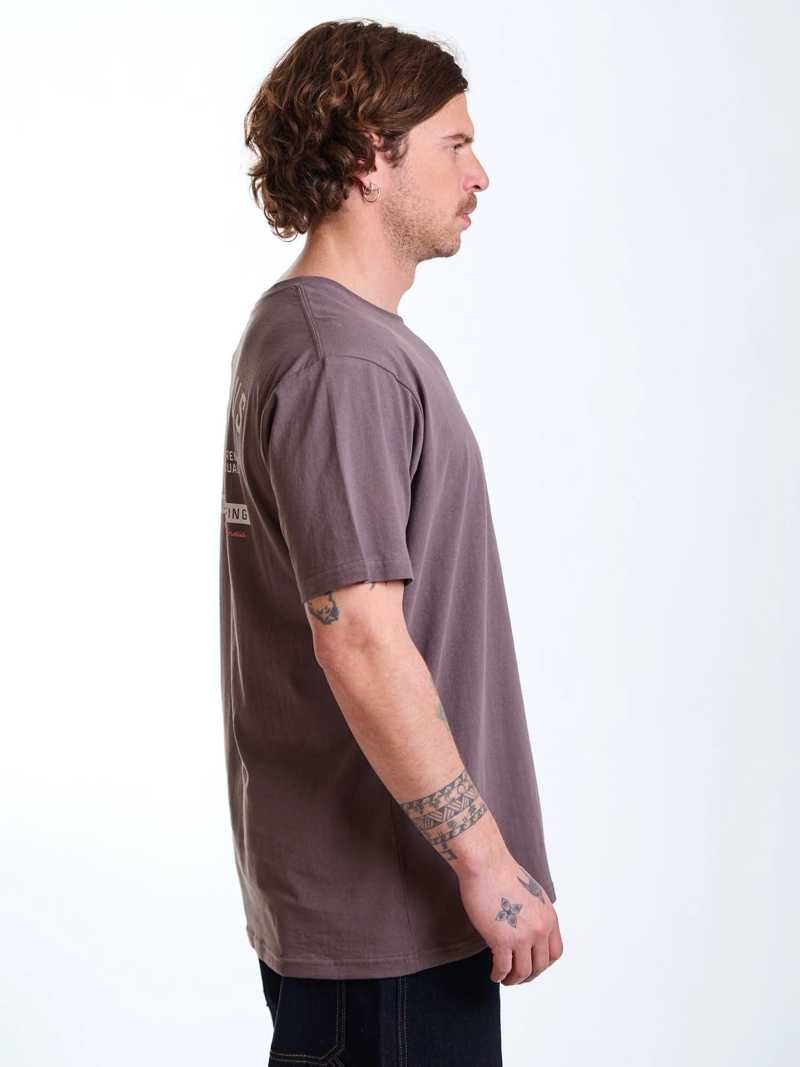 POLERA MC SURFER CAFE  HOMBRE MAUI AND SONS - 3