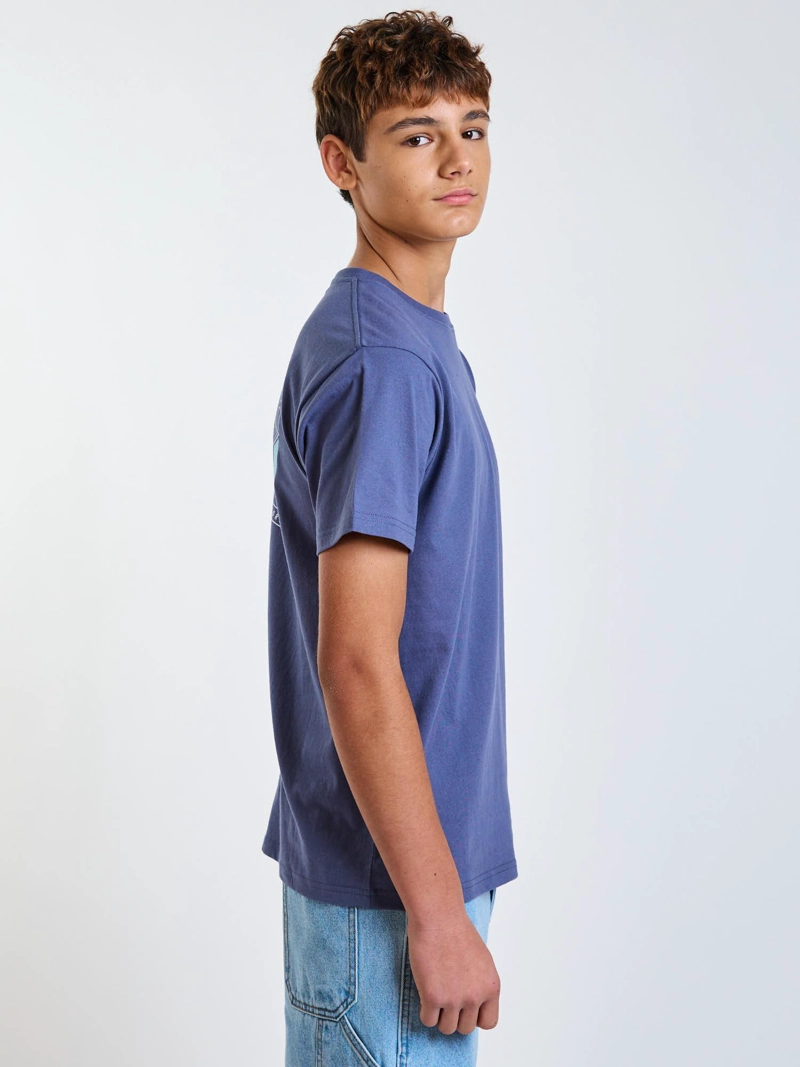 POLERA MC BADGE CELESTE INFANTIL MAUI AND SONS - 3