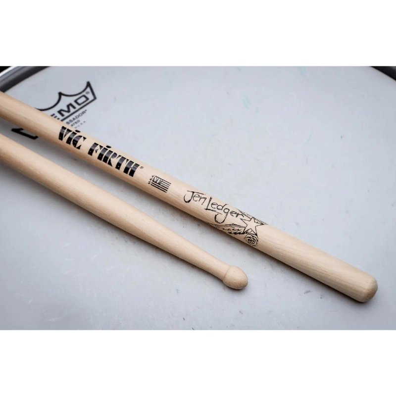 BAQUETA VIC FIRTH BATERÍA SERIE AUTOGRAFIADOS/JEN LEDGER SLED - 6