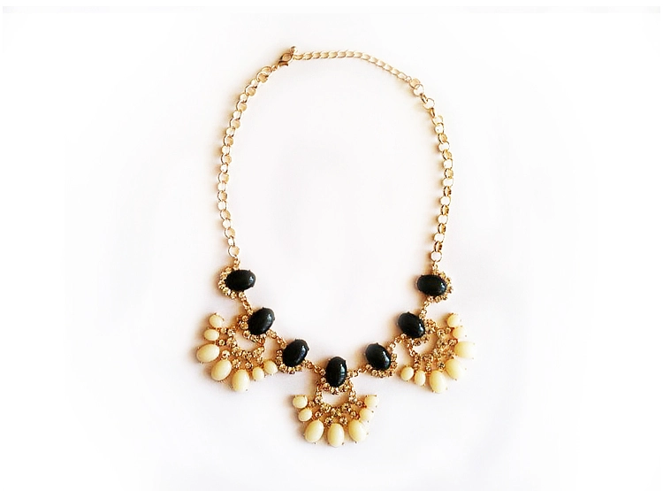 COLLAR HOJAS B&N ESTUPRENDA - 1