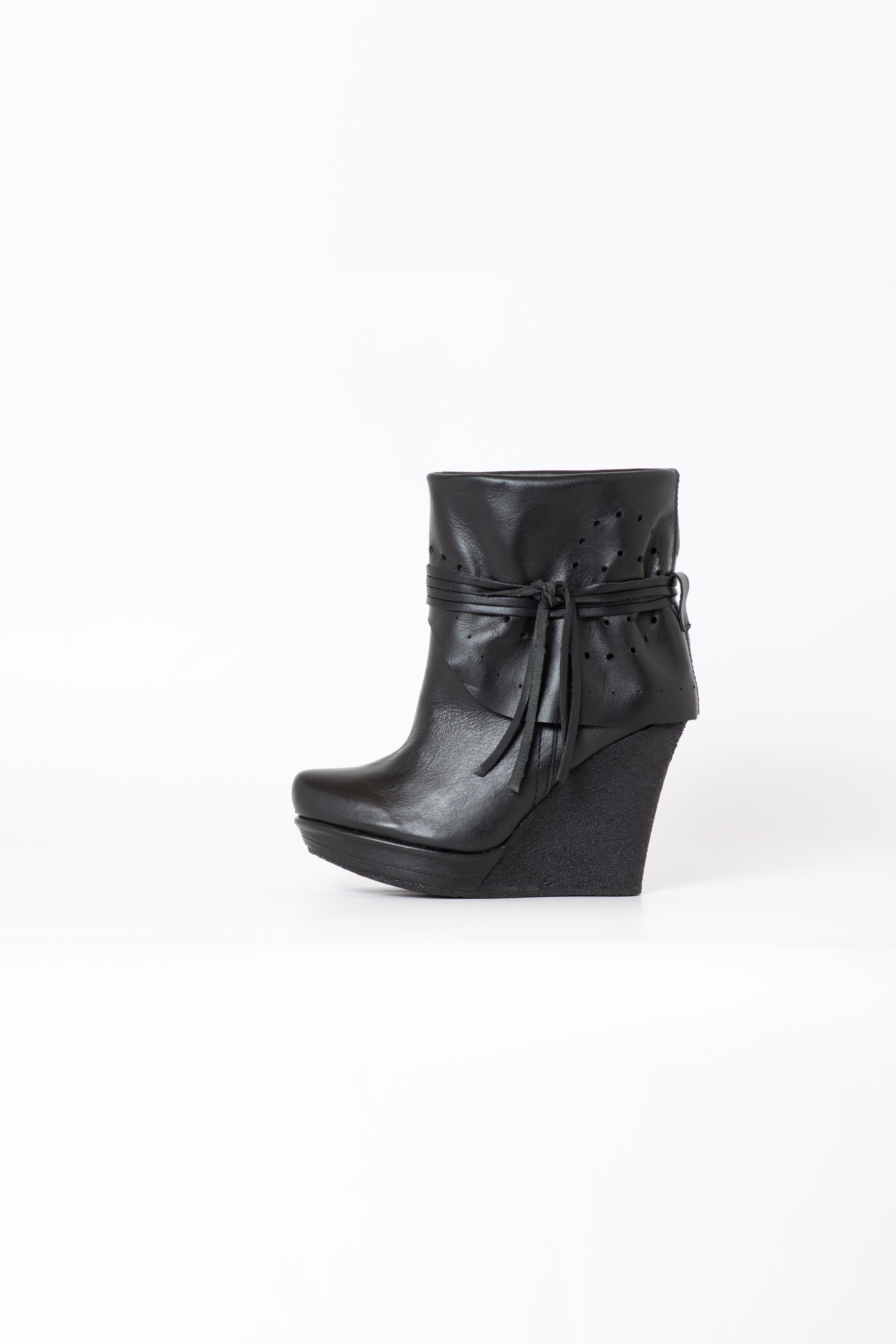 BOTIN ELEANA CUERO NEGRO EXOTICA - 3