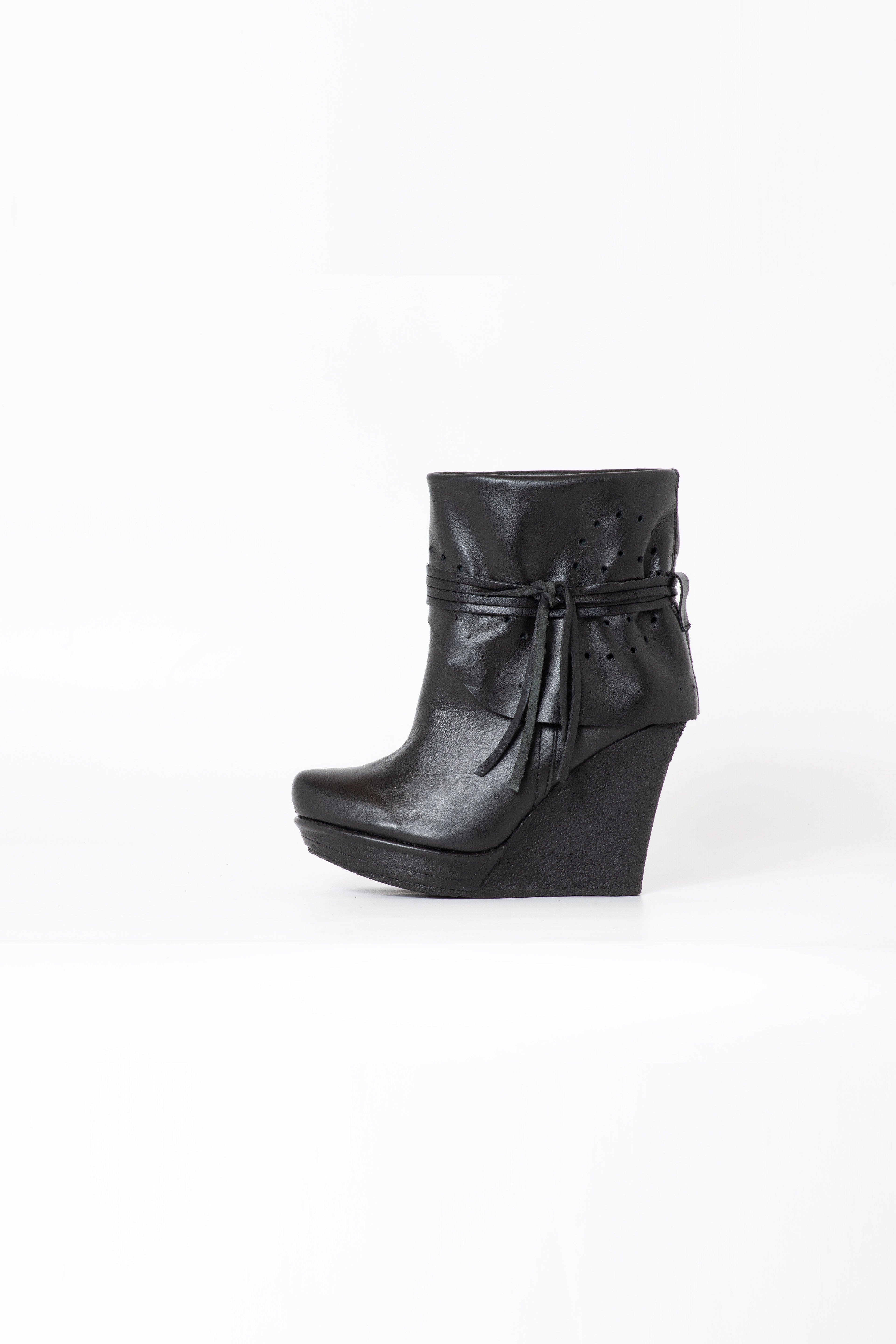 BOTIN ELEANA CUERO NEGRO EXOTICA - 3