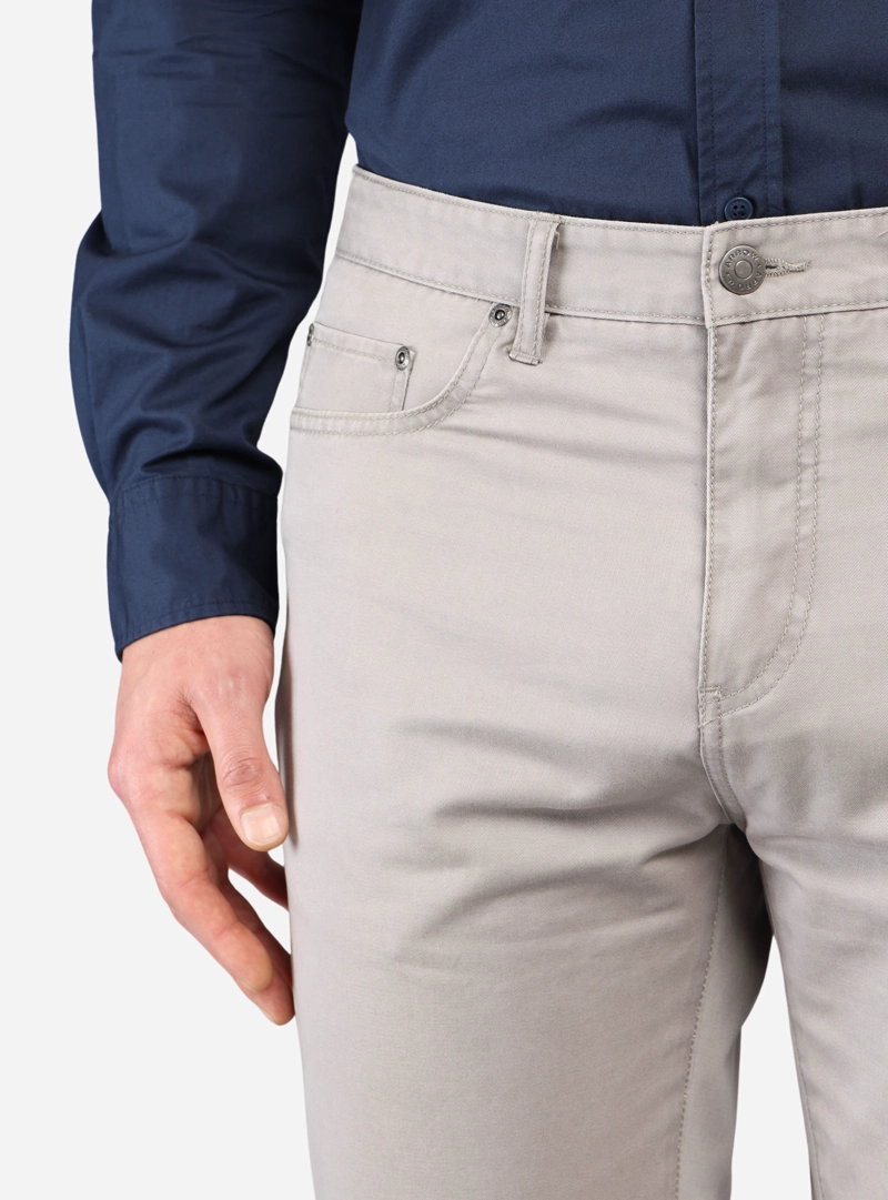 PANTALON HOMBRE ARROW 5 POCKET BASICO REGULAR FIT ALGODON GRIS - 3