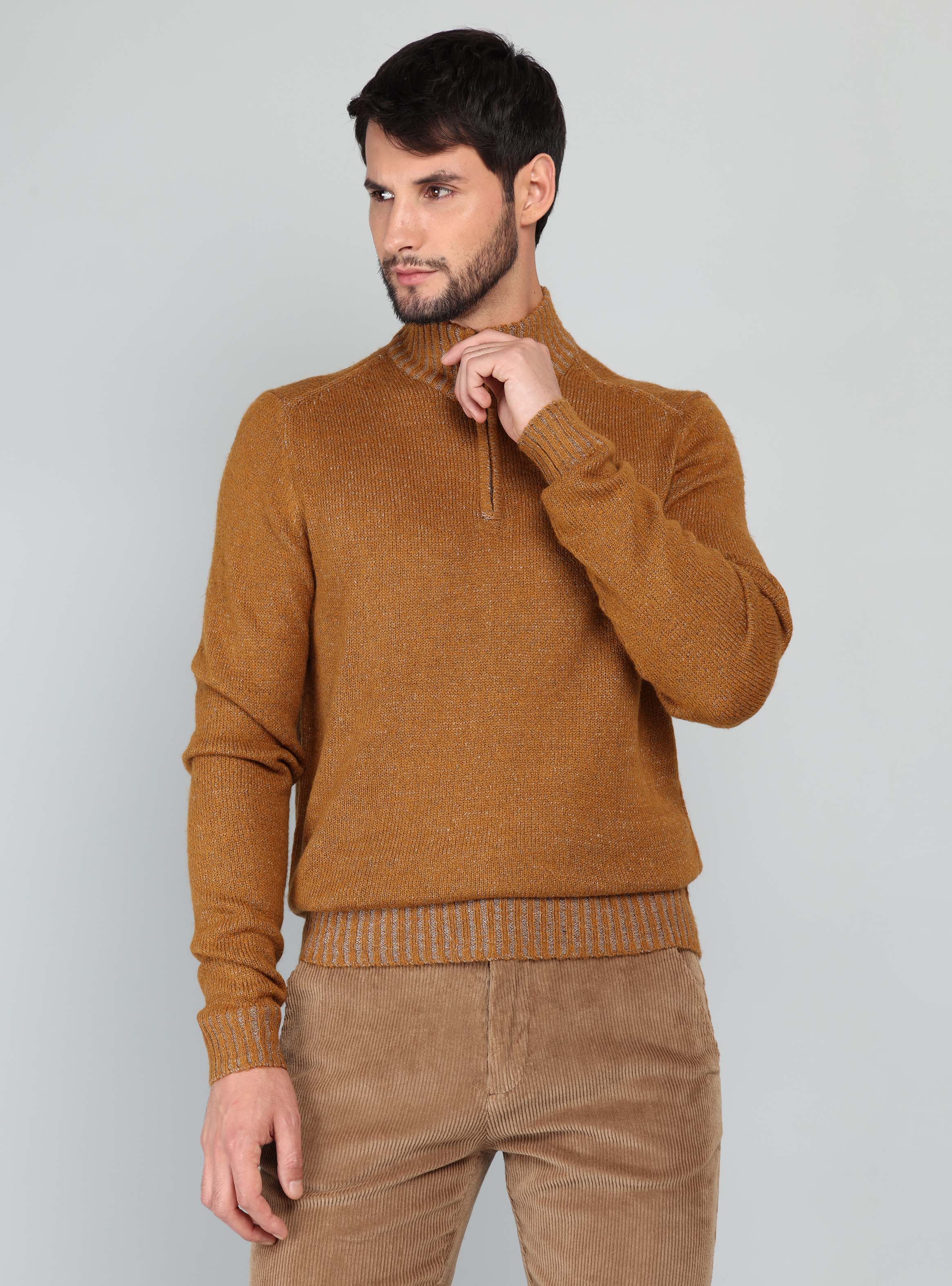 SWEATER CUELLO ALTO REGULAR FIT CAMEL ARROW - 1