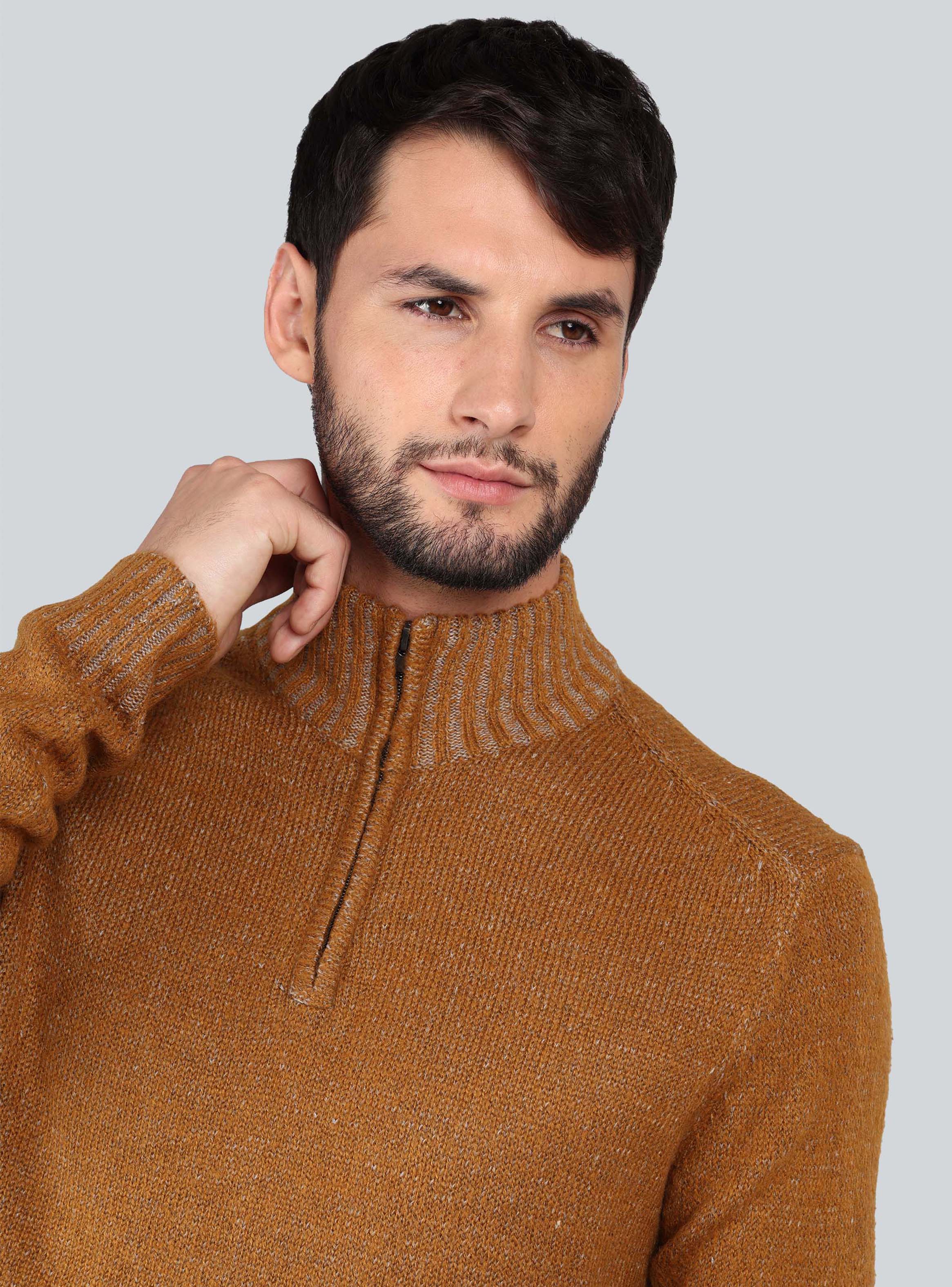 SWEATER CUELLO ALTO REGULAR FIT CAMEL ARROW - 5