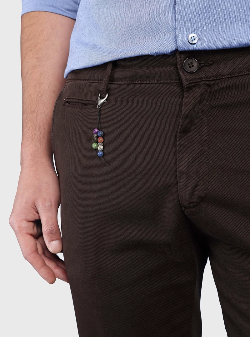 PANTALON TEXTURADO SPANDEX TAILORED FIT CAFE  ARROW - 3