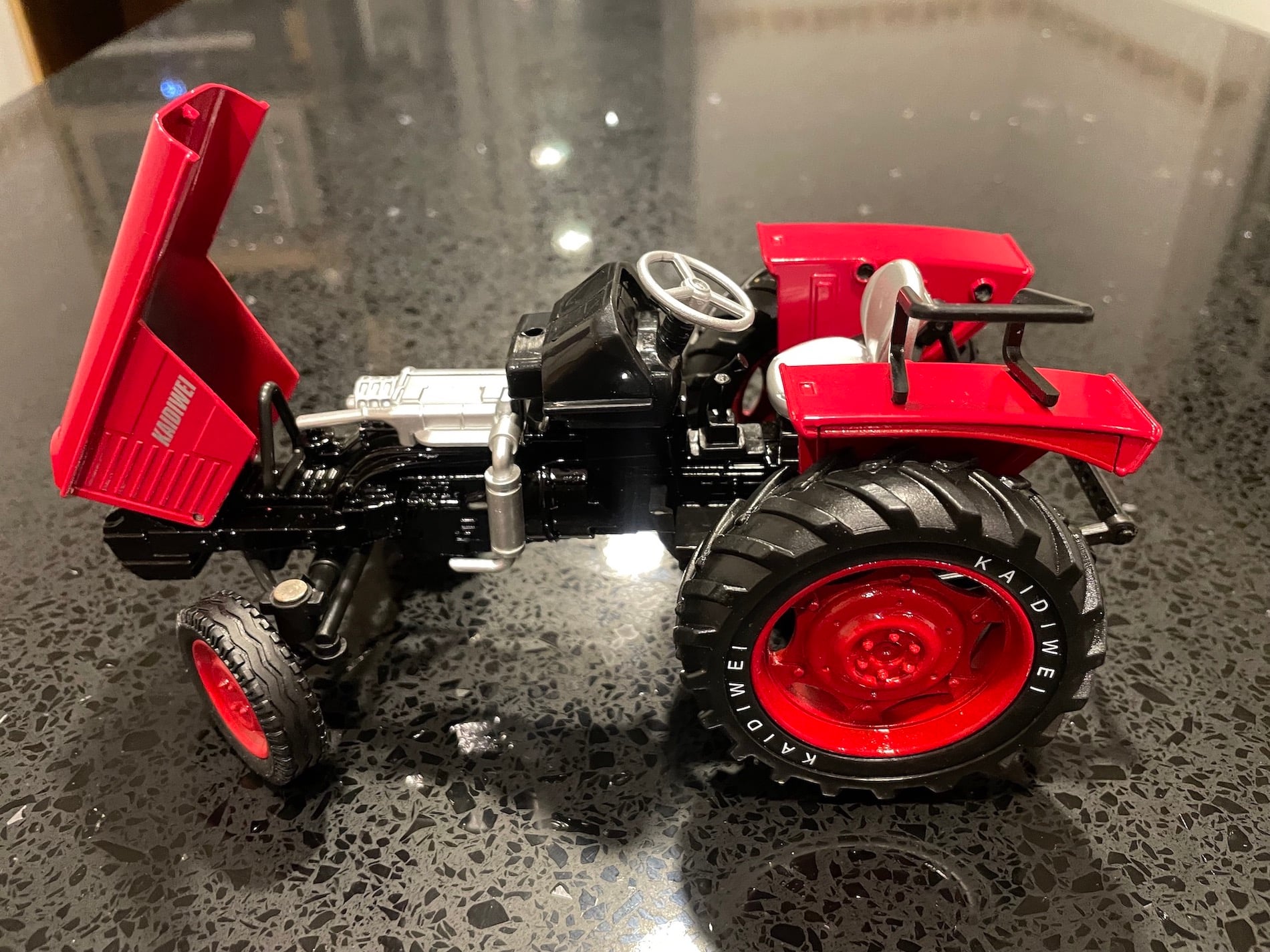 TRACTOR ESCALA KAIDIWEI ROJO 1:18 COLECCIÓN - 2