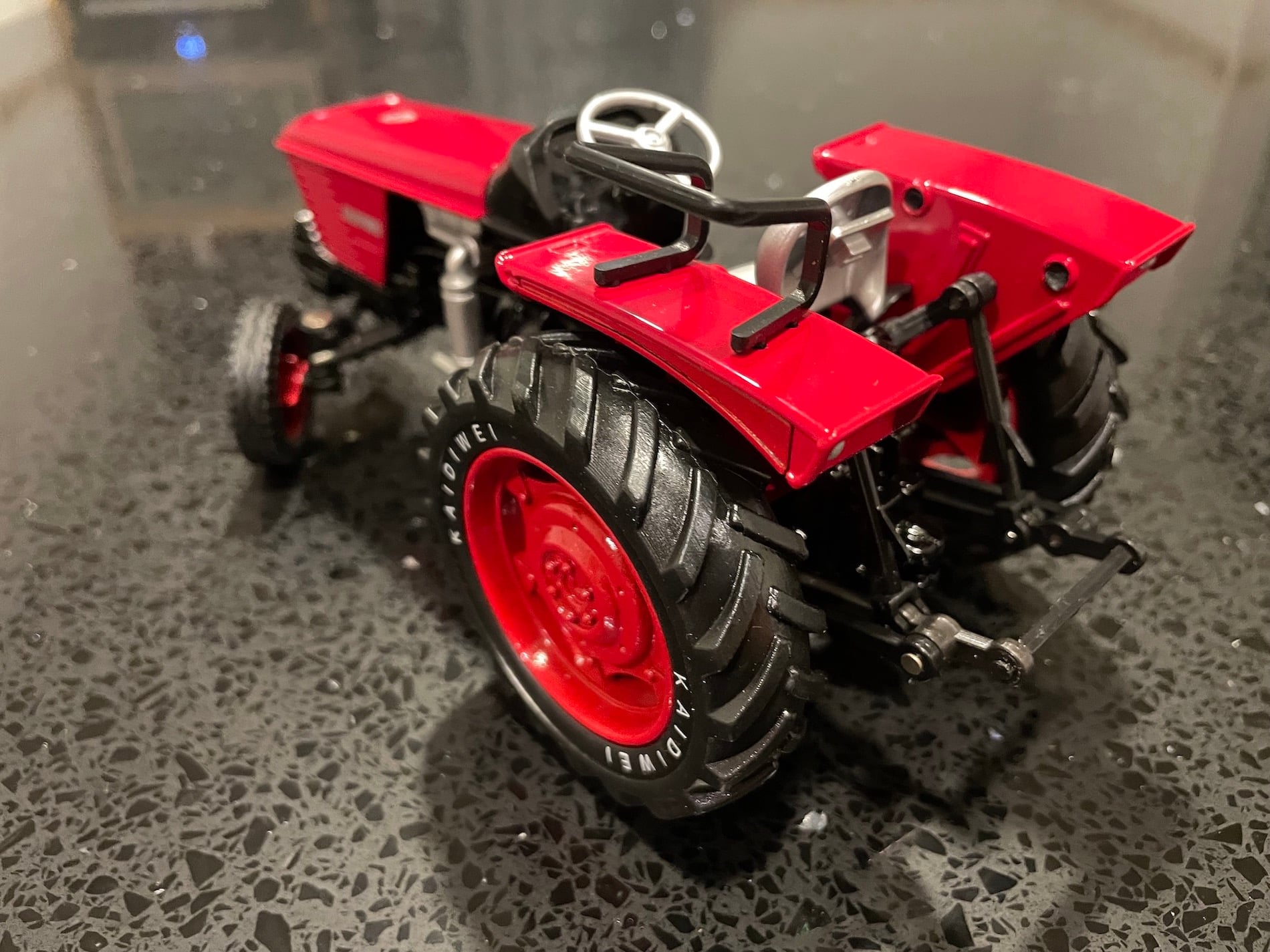 TRACTOR ESCALA KAIDIWEI ROJO 1:18 COLECCIÓN - 3