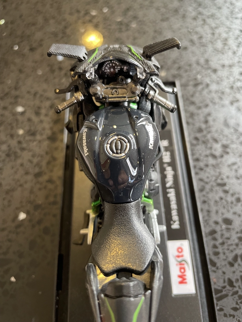 MOTO KAWASAKI NINJA H2R ESCALA 1:18 COLECCIÓN - 4