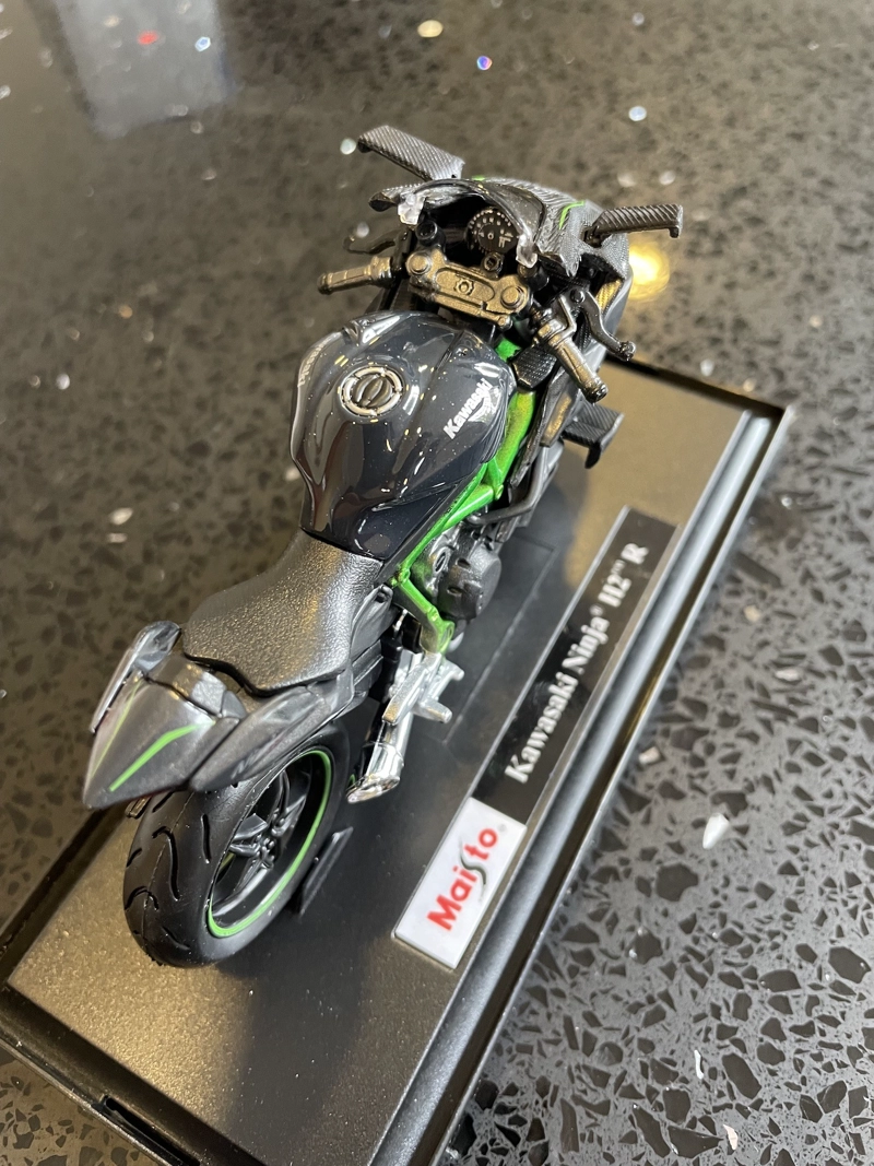 MOTO KAWASAKI NINJA H2R ESCALA 1:18 COLECCIÓN - 5