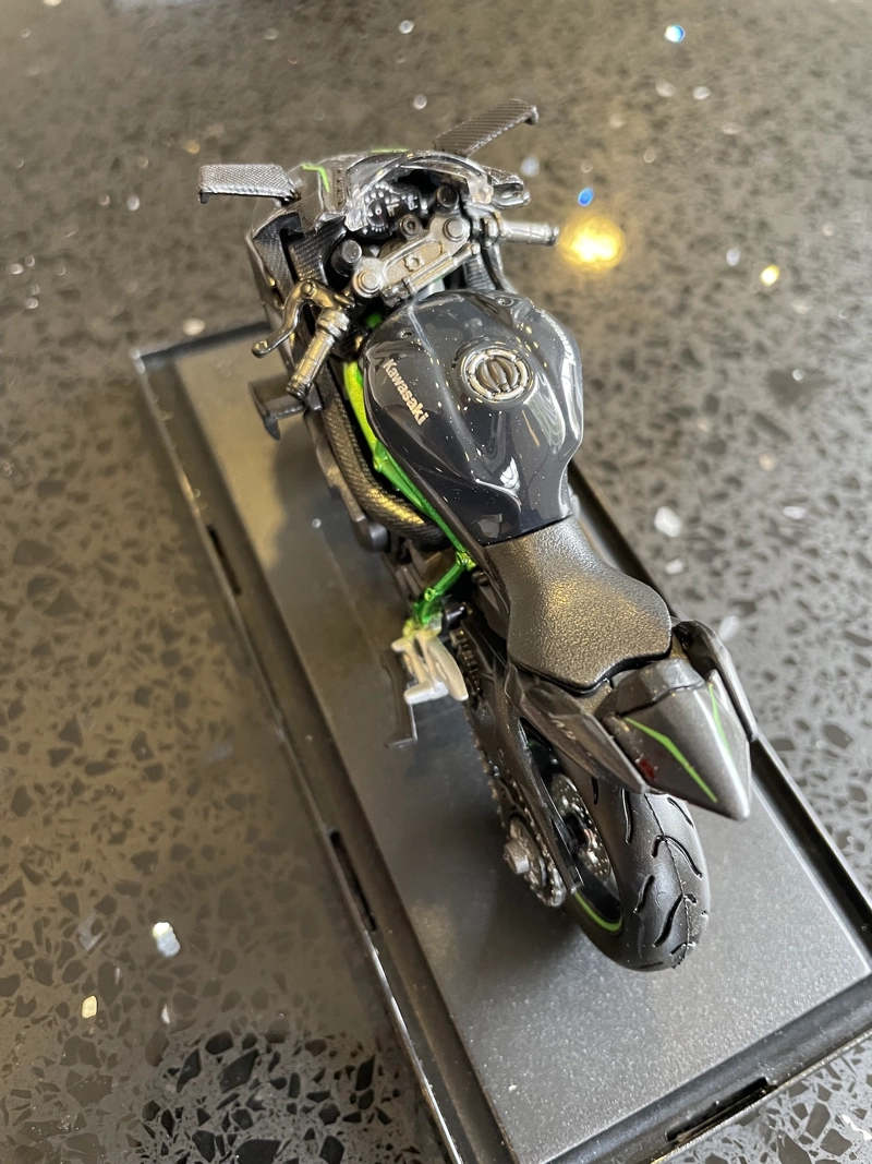 MOTO KAWASAKI NINJA H2R ESCALA 1:18 COLECCIÓN - 7
