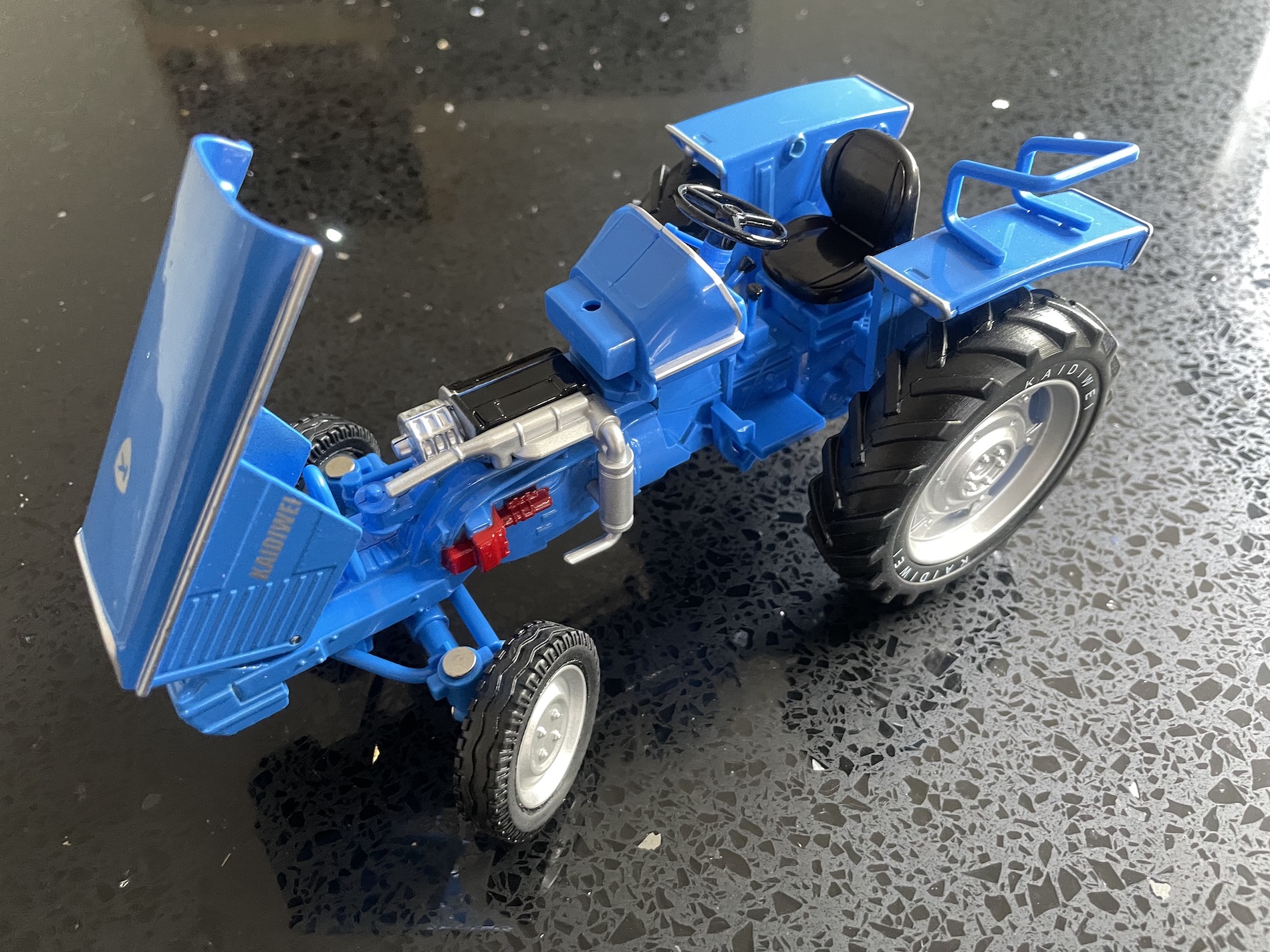 TRACTOR ESCALA KAIDIWEI AZUL 1:18 COLECCIÓN - 2