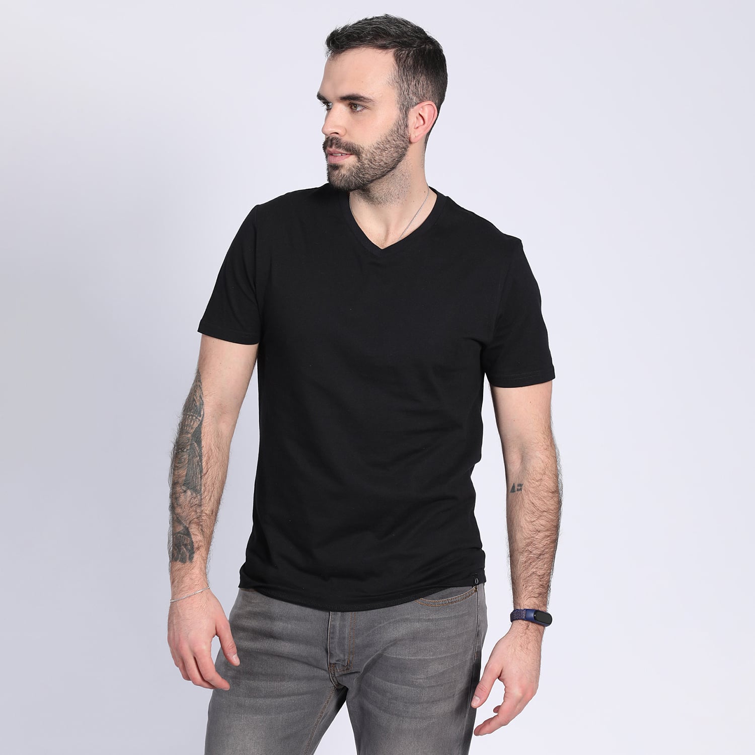 POLERA CUELLO V EN COLOR NEGRO - 1