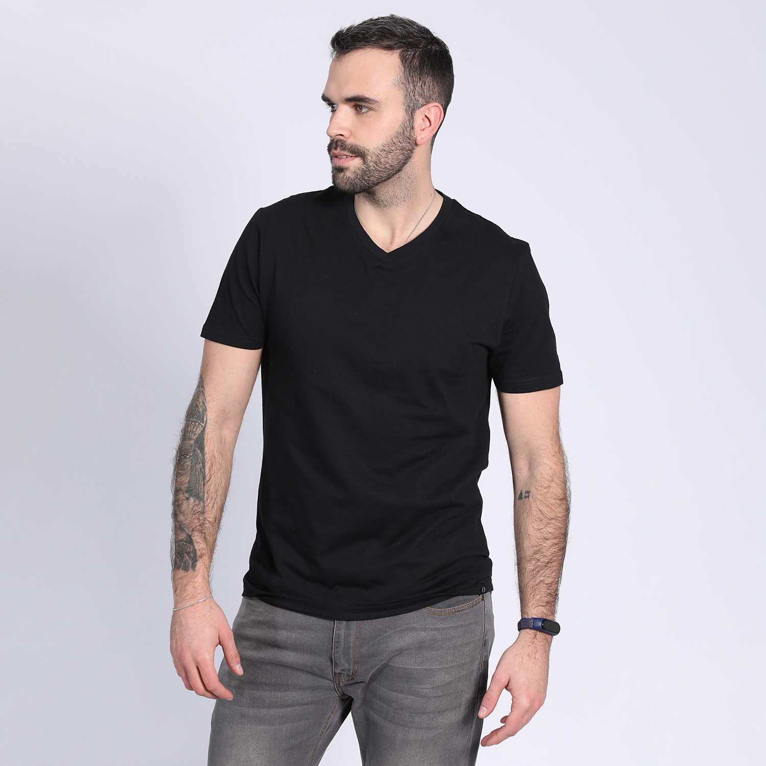 POLERA CUELLO V EN COLOR NEGRO - 1