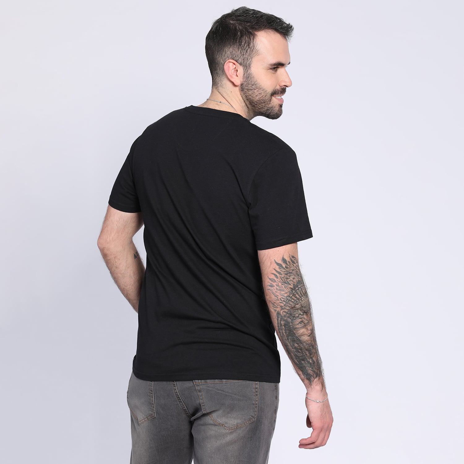 POLERA CUELLO V EN COLOR NEGRO - 2