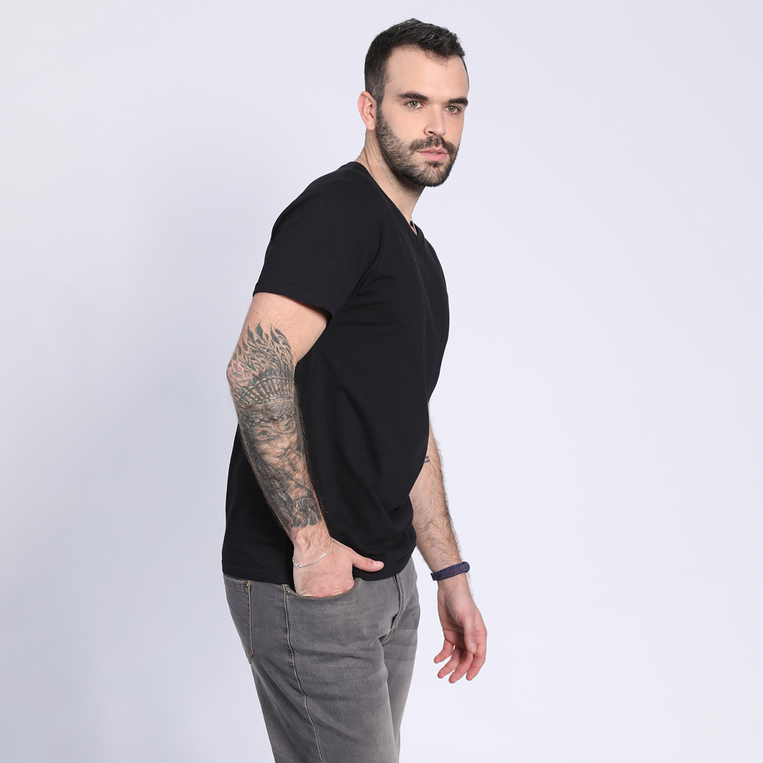POLERA CUELLO V EN COLOR NEGRO - 3