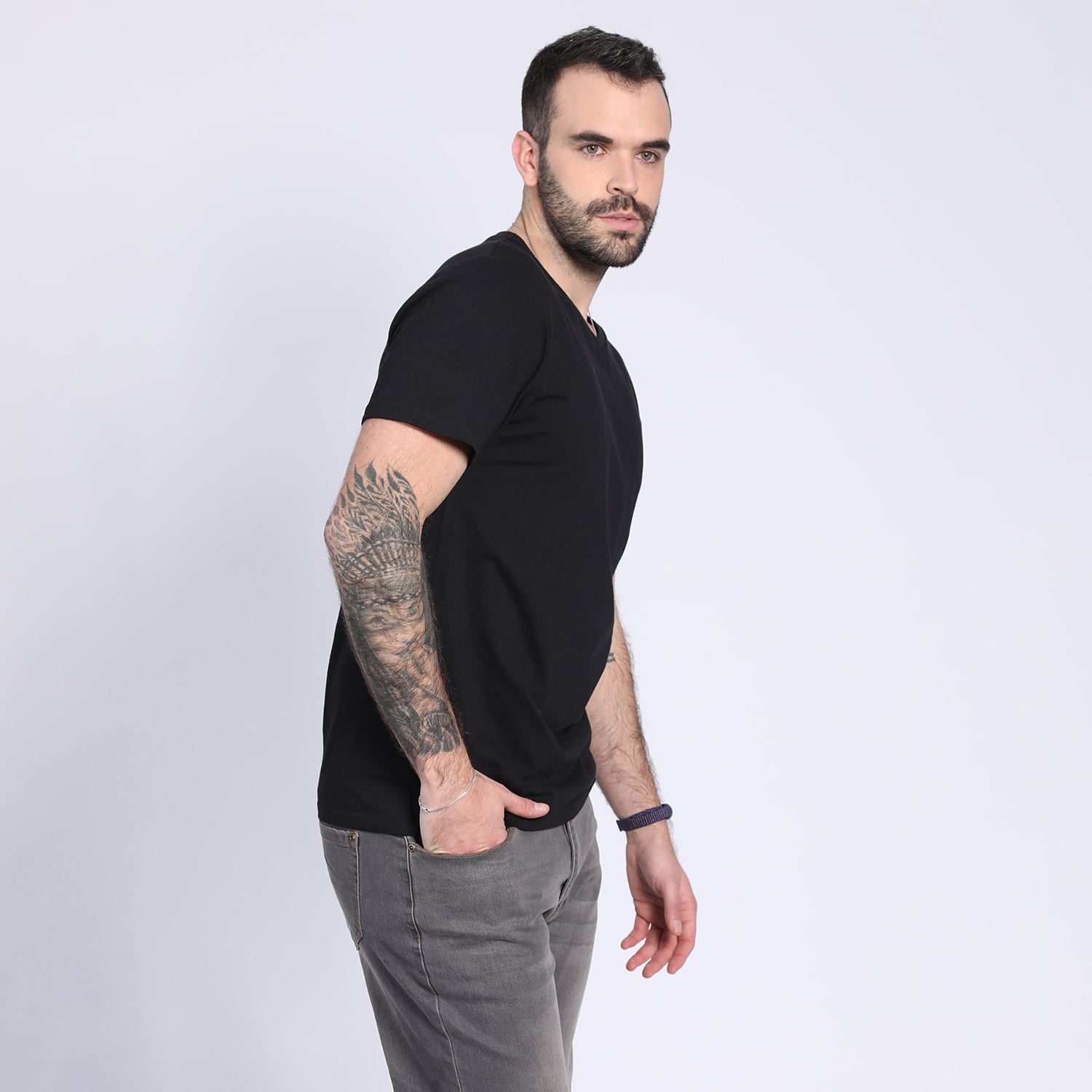 POLERA CUELLO V EN COLOR NEGRO - 3