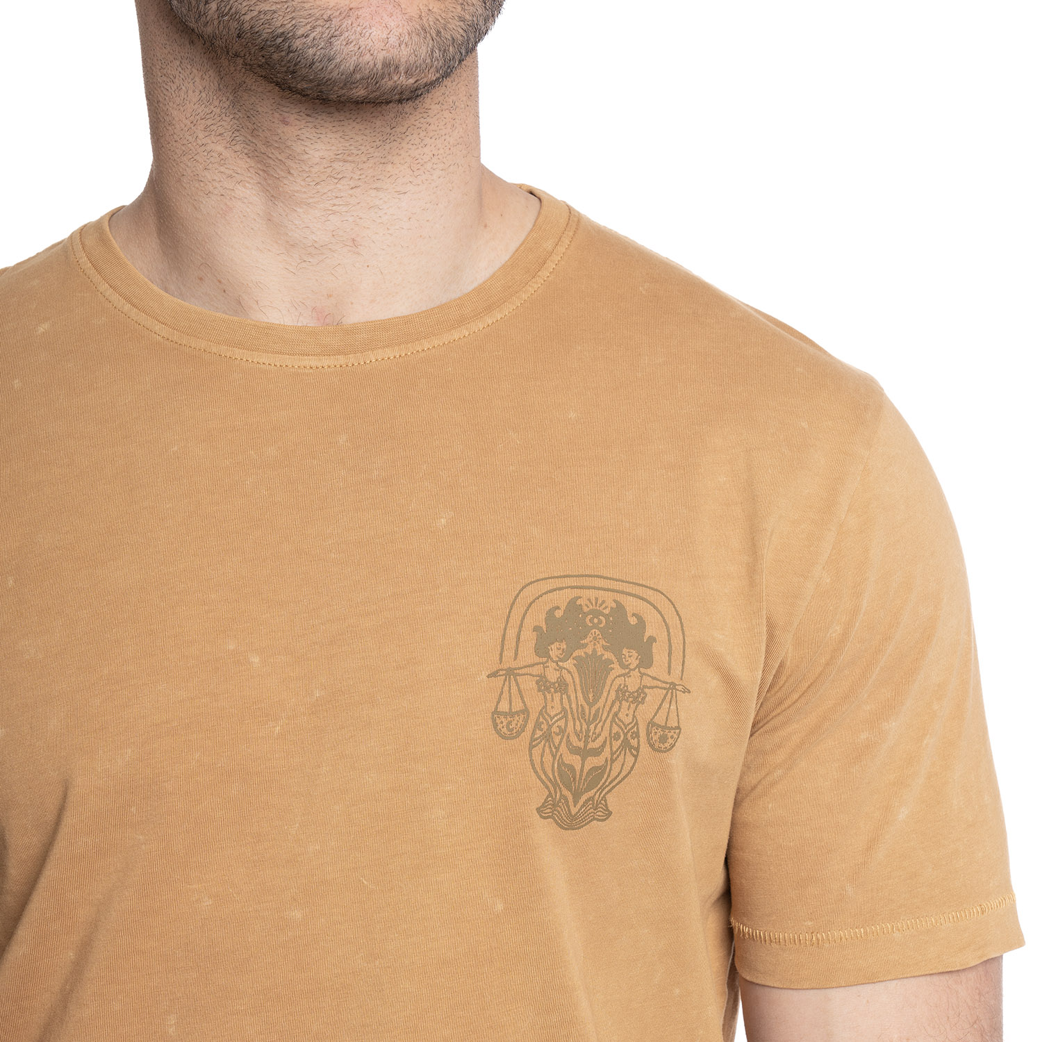 POLERA HOMBRE LOGO MODA CUELLO REDONDO | MOSTAZA - 3