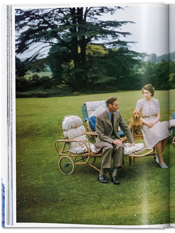 LIBRO HER MAJESTY. A PHOTOGRAPHIC HISTORY 1926TODAY. - CHRISTOPHER WARW ICH REUEL GOLDEN - 2