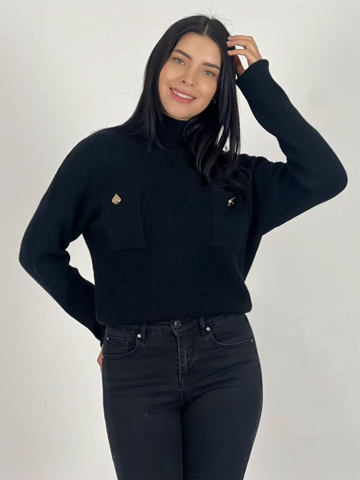 SWEATER CON BOLSILLOS Y BOTONES DE PICA NEGRO - 1