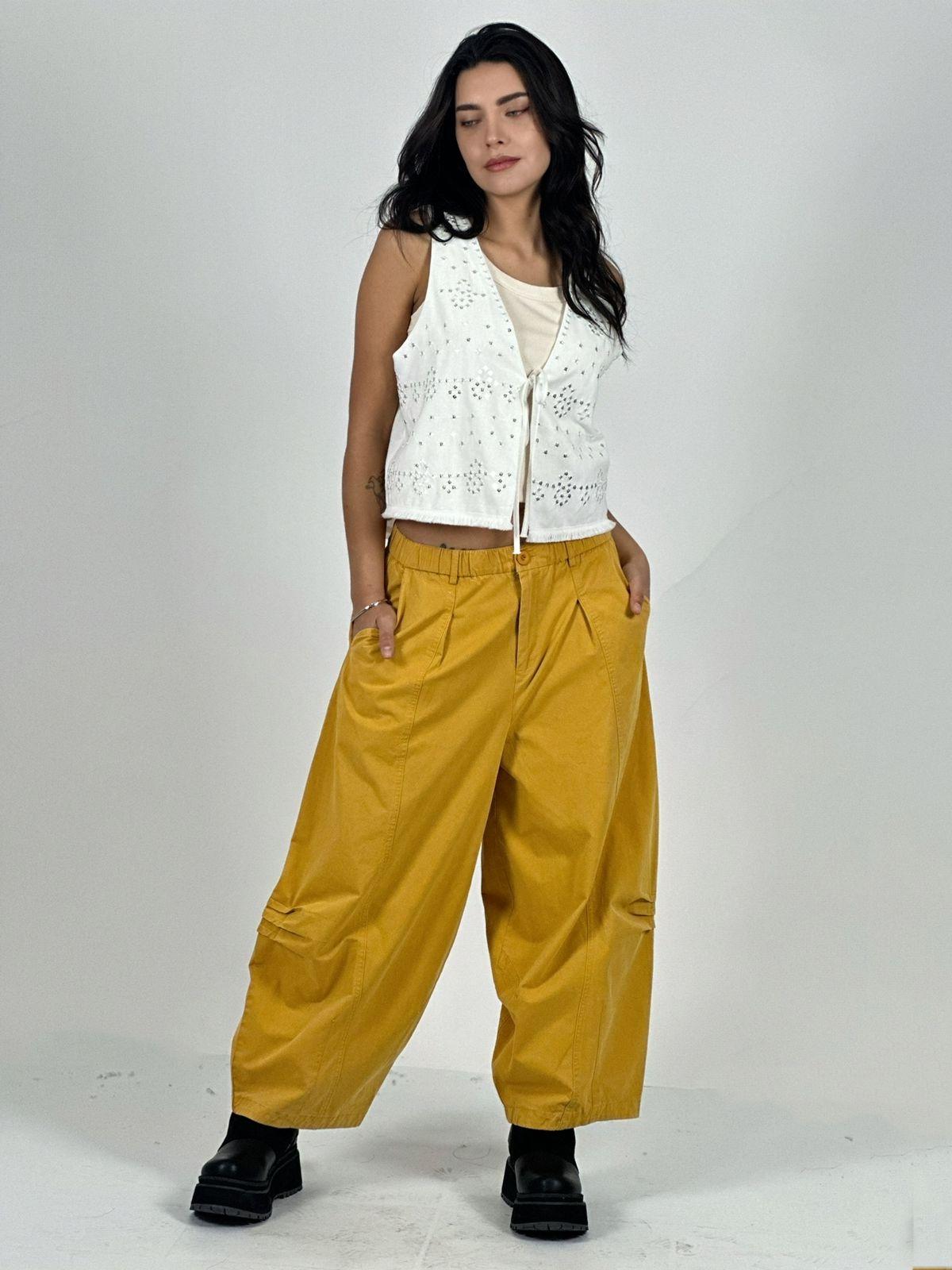 PANTALON GABARDINA CON BOLSILLOS CAFE - 1