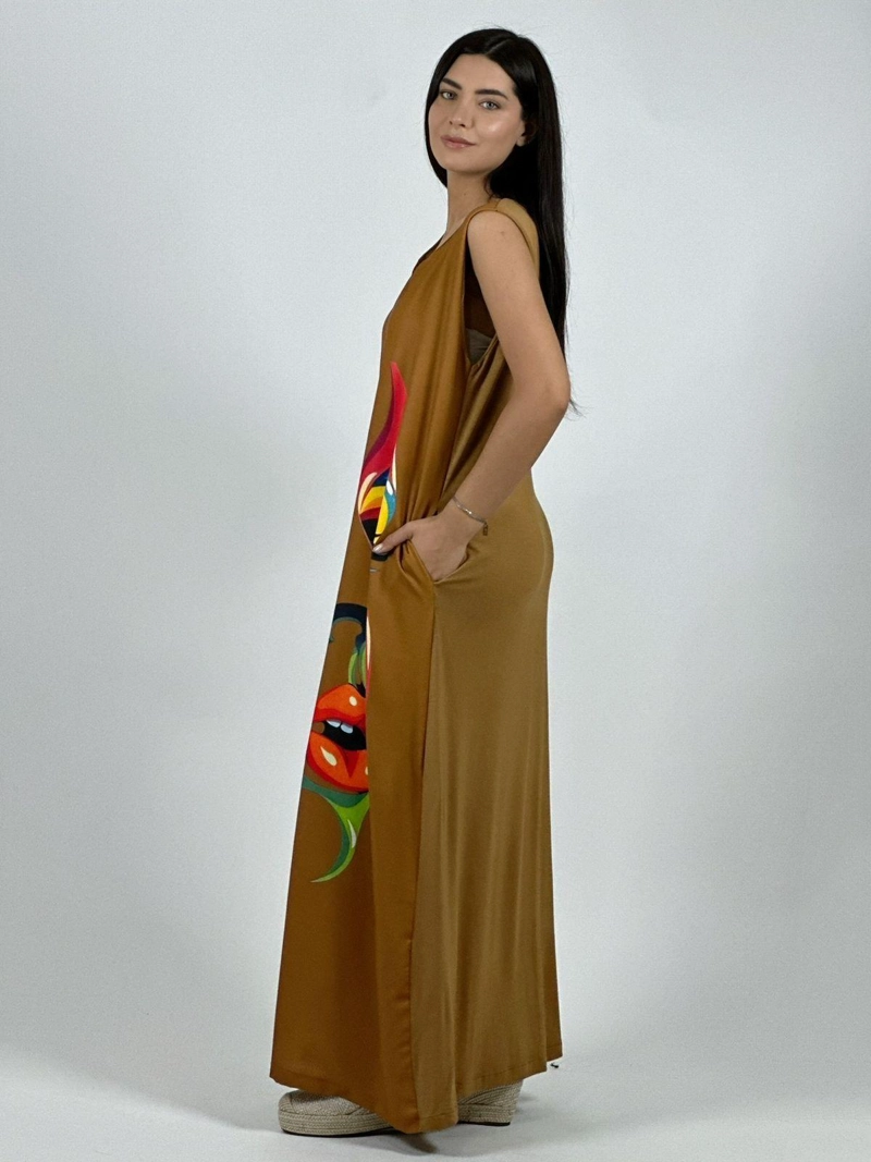 VESTIDO SUBLIMADO ROSTRO COLORIDO CAMEL - 3
