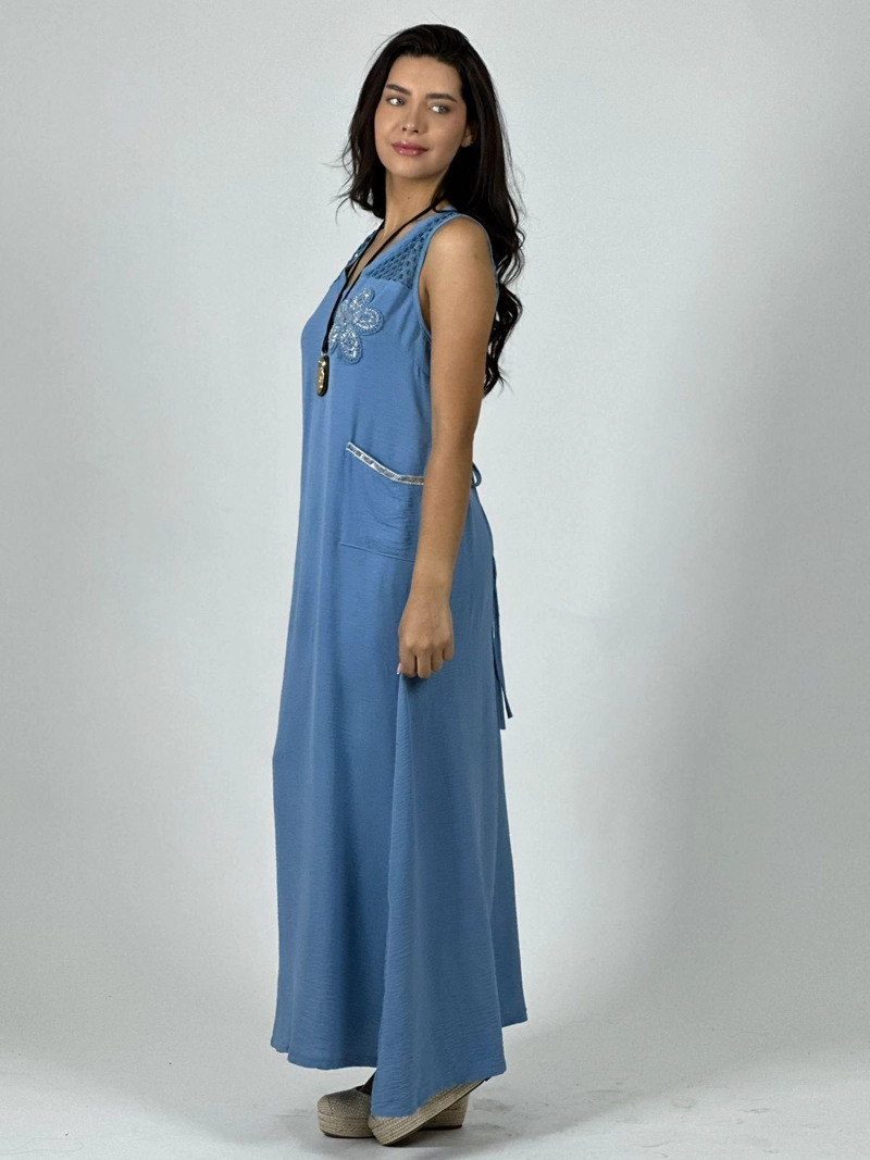 VESTIDO CREPE  HOMBROS TEJIDOS Y FLOR CELESTE - 3