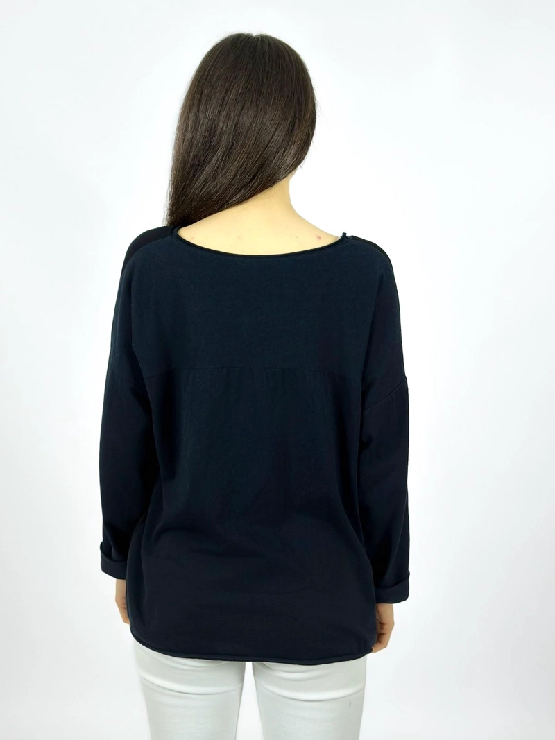 POLERA FLOR Y LETRAS BRILLANTES NEGRO - 3