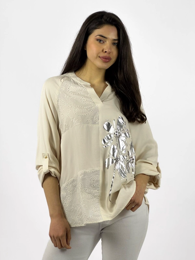 BLUSA DISEÑO BRODERI FLOR PLATEADA BEIGE - 1