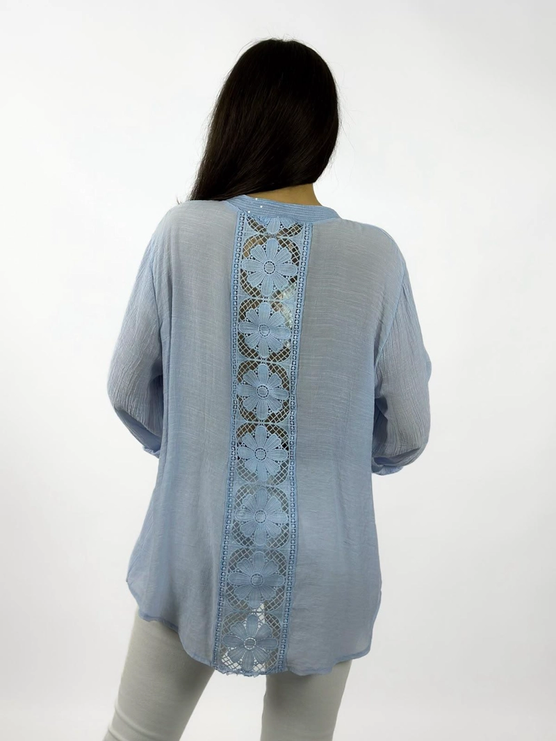 BLUSA CASUAL CON BRILLOS DORSO TEJIDO CELESTE - 3