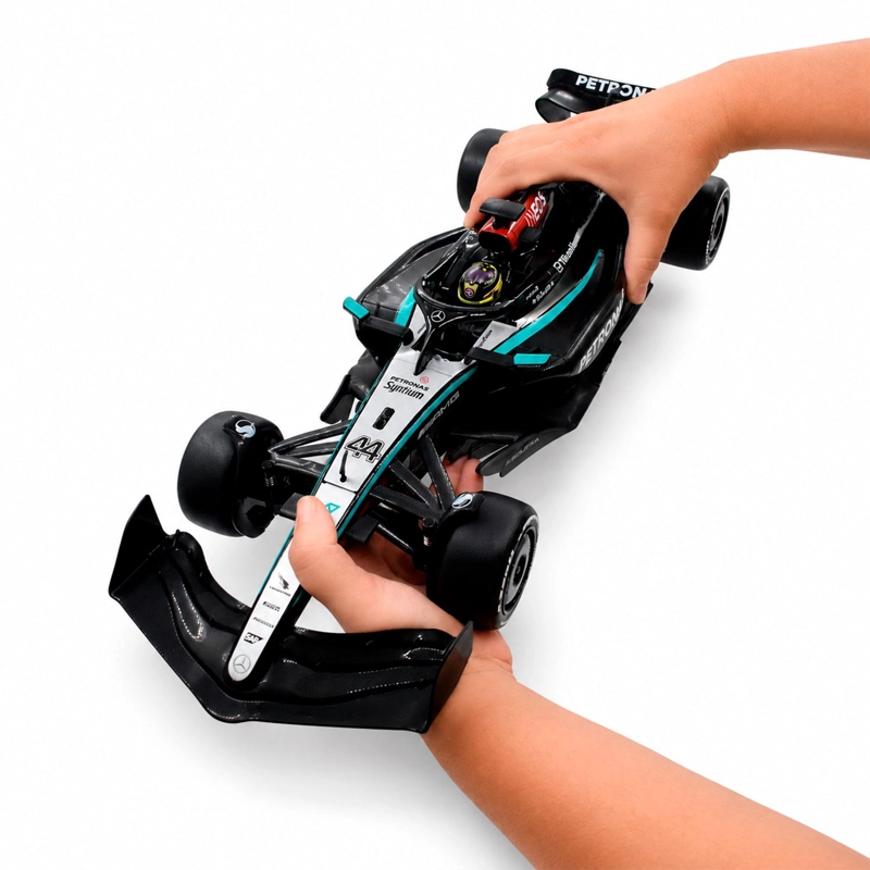 AUTO A CONTROL REMOTO MERCEDES W15 E FORMULA 1 ESCALA 1:12 - 2