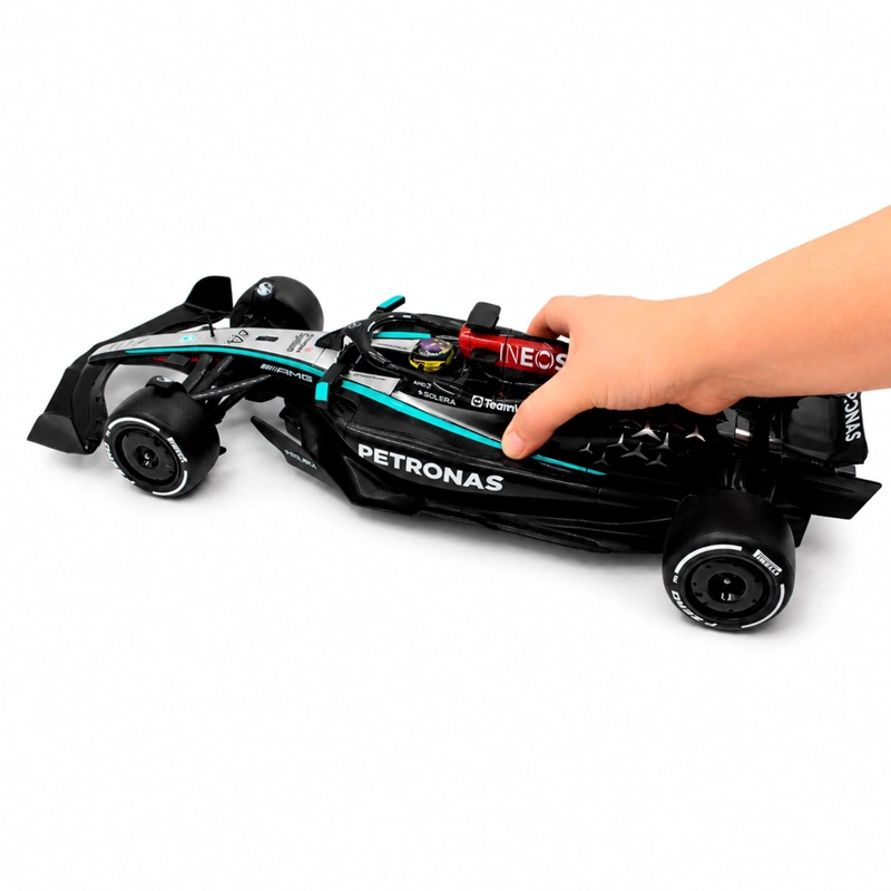 AUTO A CONTROL REMOTO MERCEDES W15 E FORMULA 1 ESCALA 1:12 - 6