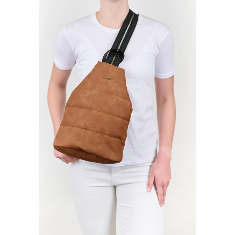 MOCHILA Y CROSSBODY AMELIE PU CAMEL CALU - 6