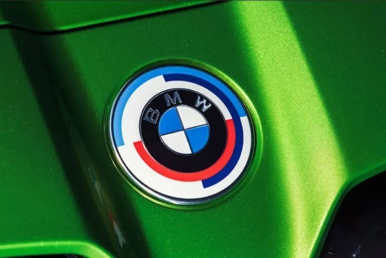 EMBLEMA LOGO BMW 50 AÑOS M 82MM ORIGINAL F39 G02 F98 - 1