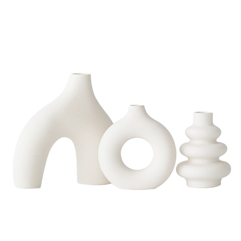 JUEGO DE JARRONES DE CERAMICA BLANCA DE TRES PIEZAS - 1