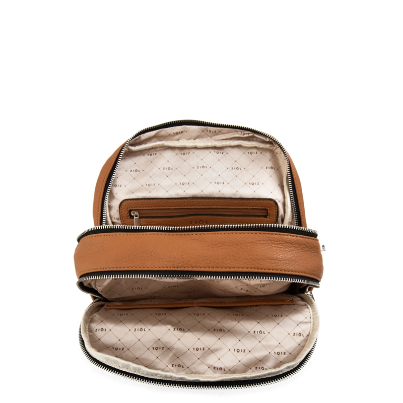 MOCHILA CON TAPA ALTHEA MEDIANA CAMEL - 4