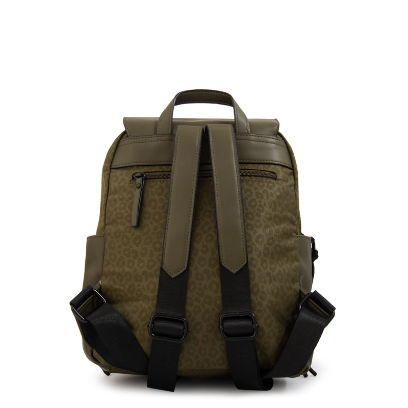 MOCHILA CON TAPA SELINA MEDIANA VERDE OLIVA - 3